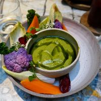crudités de saison, dips aux herbes at MESA Restaurant in Paris