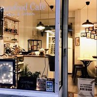 Entrance and outdoor seating  at Peacefood Cafe in Montpellier