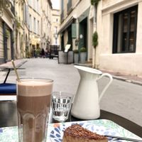 Tiramisù with hot chocolate at Peacefood Cafe in Montpellier