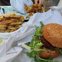Burger "fromage" et frites maison at Peacefood Cafe in Montpellier