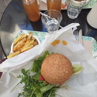 Menu contenant le burger au fromage végan (l'autre fait la même taille que celui-ci) at Peacefood Cafe in Montpellier