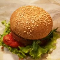 burger vegan Beyond Meat at Peacefood Cafe in Montpellier