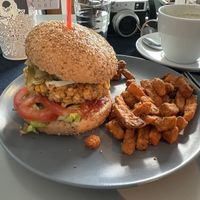 US-Burger mit Süßkartoffel-Pommes   at Grete's in Bremerhaven
