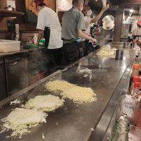 Te preparan la comida en la plancha delante de ti at Kurawanka in Miyajima