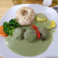 "Meat"balls in spinach sauce, veggies and whole grain rice at Sabor y Vida in Lima