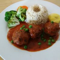 "Meat"balls, rice, veggies, tomato sauce at Sabor y Vida in Lima
