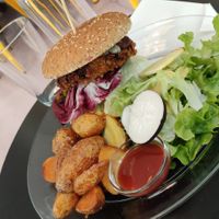 Burger of potatoes at Putsch in Montreuil