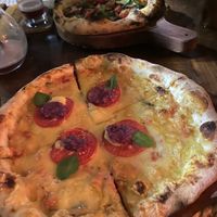 Pizza individual com queijo vegano at Forno e Flora in Ubatuba