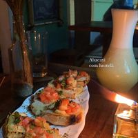 Bruschetta vegana e suco de abacaxi com hortelã  at Forno e Flora in Ubatuba