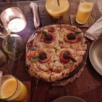 Pizza de marguerita at Forno e Flora in Ubatuba