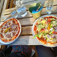Två veganska pizzor, massor av options! at Amore in Gothenburg
