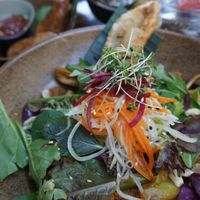 Peaceful Bowl with tofu, papaya salad, rice noodles, like ginger vinaigrette at TA Vegan House in Hamburg