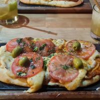 Pizza Napolitana Vegana, uma surpresa incrível na cidade, excelente sabor at Triumph Cafe in Ushuaia