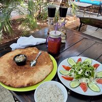 Foccacia, arroz blanco y ensalada de vegetales. Suco de manga para acompanhar. at Real Cafe Restaurante in Trinidad