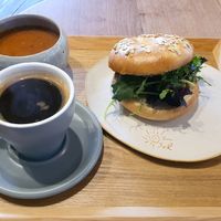 Set meal with vegan bagel with tempeh at SOL in Hakuba