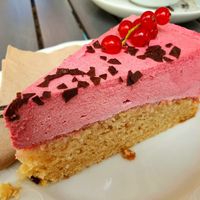 Vegan raspberry yogurt cake at Café Herzstück in Bad Oeynhausen