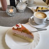 Vegane Erdbeer-Jogurt-Torte und Pflaume-Mohn-Kuchen at Café Herzstück in Bad Oeynhausen