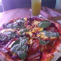 Пицца с сейтаном и лимонад с тархуном at Tsiniki in Moscow