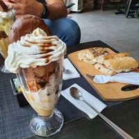 copa y sándwich aliado con jamón de soya y queso vegan at La Converseria in Santiago