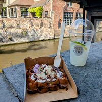 Vegan waffles and lemonade 🧇 🍋 at Otto Waffle Atelier in Bruges
