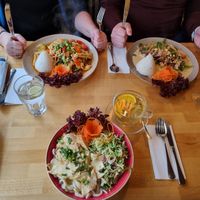 ❗️ die beiden hinteren Gerichte sind mit Fleisch. Nur das vordere ist vegan :-) at Nón Café et Cuisine in Siegen