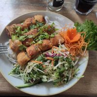 Frühlingsrollen auf Reisnudeln mit Salat und frischem, leichten Dressing at Nón Café et Cuisine in Siegen