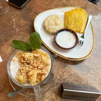 "Mango Sticky Rice" und "Gebackene Banane mit Kokostapioka" at Nón Café et Cuisine in Siegen