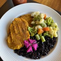 Arroz negro, hambúrguer de grão de bico, legumes no vapor e lentilha ensopada at Seven Gourmet in Gramado