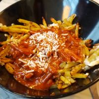 Poutine (maxi) avec sauce aux champignons cremini at Copper Branch - Cours Charlemagne in Lyon