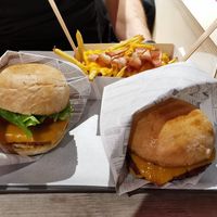 Vacon cheese fries and burgers at Fantastic V in Madrid