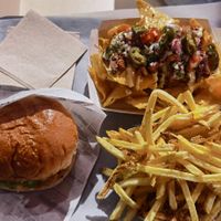 Vurger and Nachos with Cheese and "Pulled Pork" 😍 at Fantastic V in Madrid