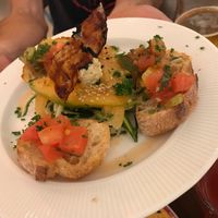 Carpaccio de melon parsemé de gomasio, bruschetta de tomate et don bacon vegan. at Ventre Content in Liege