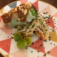 Feuille de riz farcie aux tagliatelles de riz, tofu et légumes de saison sur sa sauce teriyaki et chou-fleur aigre doux.  at Ventre Content in Liege