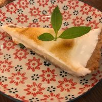 Tarte au citron accompagnée de sa meringue à la verveine citronnelle. at Ventre Content in Liege