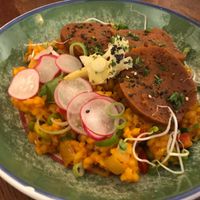 Paëlla revisitée aux petits pois, poivrons grillés et artichauts avec son chorizo vegan, tofu fumé et noix de cajou grillées. at Ventre Content in Liege