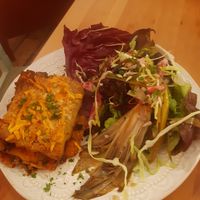 Lasagna with salad at Ventre Content in Liege