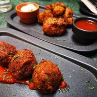 Starters: mushroom croquettes & cauliflower wings at The Green Affair - Chiado in Lisbon