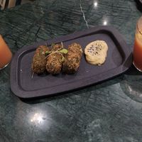 Entrada croquetes de espinafres com mostarda / Sumos do dia at The Green Affair - Chiado in Lisbon