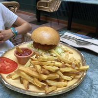 Vegan hamburger met frietjes  at The Green Affair - Chiado in Lisbon