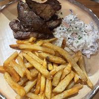 Barbecue with chips and slaw  at The Green Affair - Chiado in Lisbon