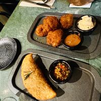 Seitan-Empanada und Cauliflower-Wings   at The Green Affair - Chiado in Lisbon