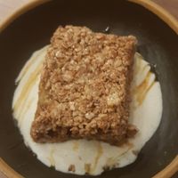 Crumble mit English Sauce at The Green Affair - Chiado in Lisbon