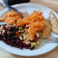 Só tem 1 opção de proteína vegana e toda a salada é fria 😒 at Freshpoint Deli in Mendoza