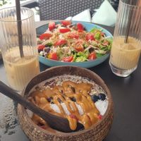 Pink Floyd with PB and hummus bowl at Roots in Zagreb