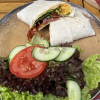 Frühstückswrap mit veganen Bacon und Rührei  at KOFFI in Neuss