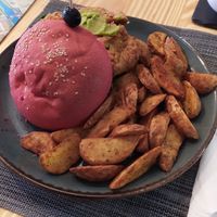 Hambúrguer de beterraba at Taste in Chaves