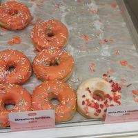 Flavor "strawberry sprinkles" #Veganuary at Brammibal's Donuts - KaDeWe in Berlin