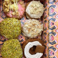Pistazie, Bienenstich, Apple Crumble, Strawberry Shortcake, Biscoff at Brammibal's Donuts - KaDeWe in Berlin