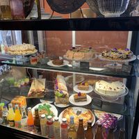 Vitrine à dessert et autres gourmandises salées à emporter at Ani's Café in Porvoo