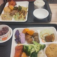 Little bit of everything at LiánChí Huì SùShí 蓮池會素食 in Taipei